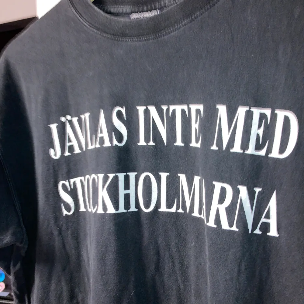 Rolig T-shirt ”Jävlas inte med Stockholmarna” i storlek M!  Använd en del men är asball ändå! . T-shirts.