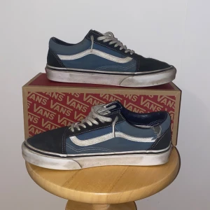 Vans - Skick 5/10 ganska slitna där bak och smutsiga men går att tvättas originell pris 600kr