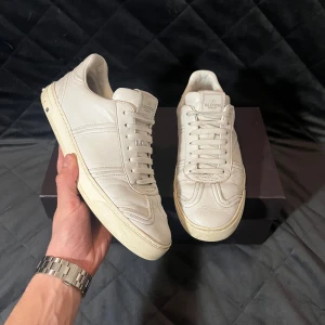 Valentino Flycrew  - Säljer nu dessa stilrena Valentino Flycrewsen i relativt bra skick. Endast 3 nitar saknas! De är i storlek 40 men passar även 41. Bara skorna medföljer vid köp och vid ytterligare frågor eller funderingar är det bara att höra av sig! 🙏🏽