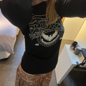 långärmad tröja med tryck - långärmad tröja med tryck, skriv för fler bilder eller frågor!🥰🙏  