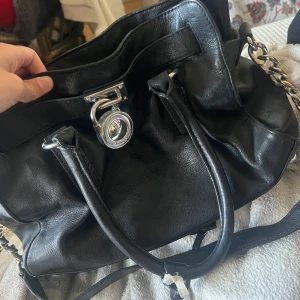 Michael kors väska - En lite mindre modell! Superfin väska från Michael kors i måtten 30cm x 21cm. Superfin o bra skick ❤️ 