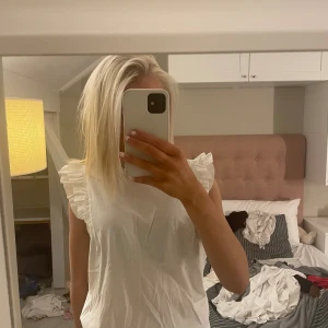 Tröjor - 3 olika toppar köp alla för 180 eler dne första vita för 100 och de andra 50 kr styck 