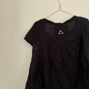 Blus - Svart blus från odd Molly med detaljer på baksidan och rosett där fram i storlek S