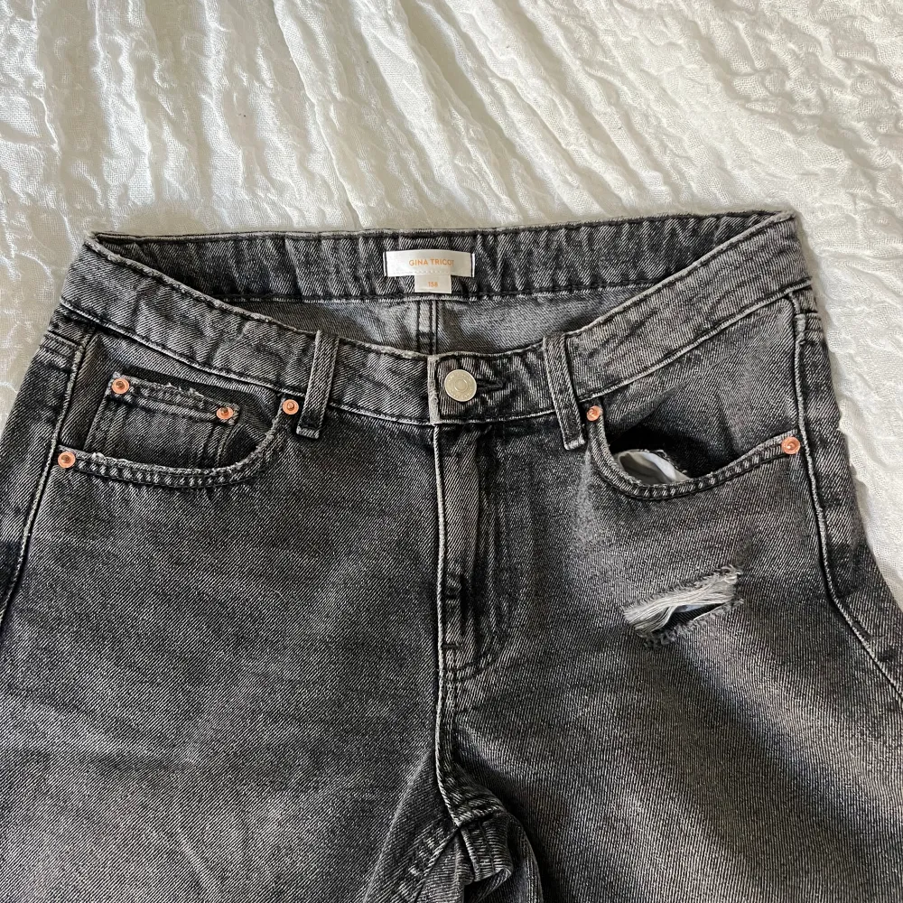 Säljer dessa gråa Gina Young jeans i storlek 158 då de aldrig har kommit till användning!  Säljs ej på hemsidan längre! . Jeans & Byxor.