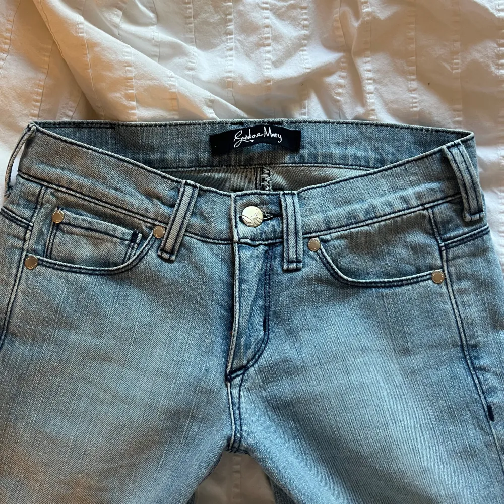 Skit snygga ljusblåa lågmidjade bootcut jeans💗💗 Nyskick💗💗 Midjemått: ca 36cm rakt över, innerbenslängd: ca 78💗 Jag är ca 163. Jeans & Byxor.
