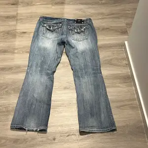 Miss me jeans i easy boot modell 🩷 Midjebredd är 42 cm och innerbenlängd 76 cm 🙌🏼