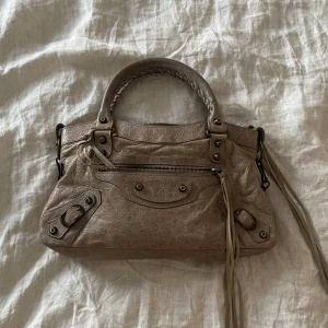 Balenciaga city bag - Byter gärna mot annan färg!💖☀️ min suuuperfina väska!! Köptes i höstas på NKs vintage bar. Mått: längd, 34 cm. höjd, 19 cm. Kvitton finns och givetvis äkta. 💖 Skriv vid intresse eller frågor💕💕💕💕💕diskuterar pris