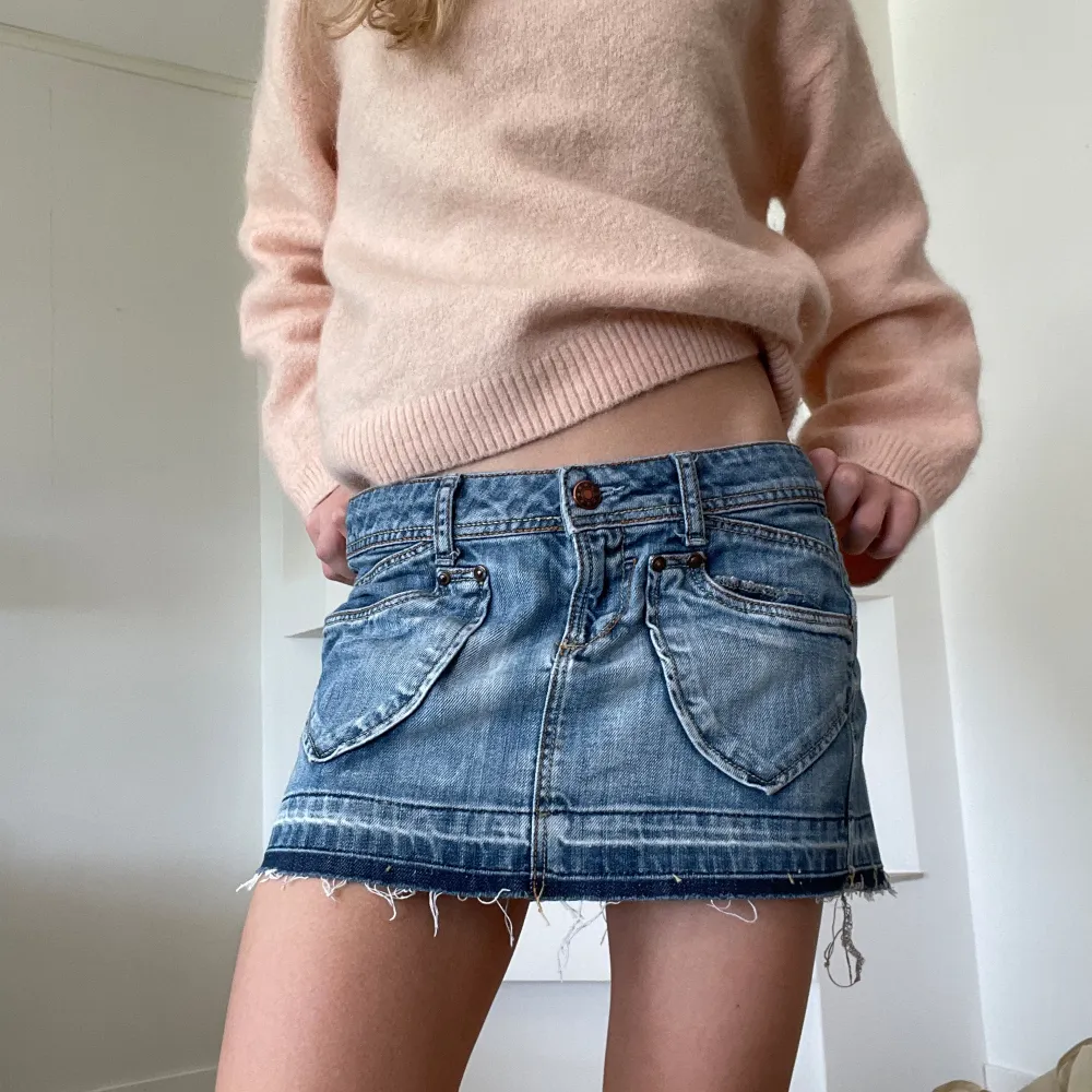perfekt jeans kjol till sommaren 🥰 39 hm rakt över midjan och 25 cm rakt ner. Kjolar.