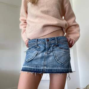 perfekt jeans kjol till sommaren 🥰 39 hm rakt över midjan och 25 cm rakt ner