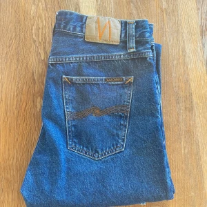 Nudie jeans  - Säljer mina Nudie jeans gritty jackson 90s Stone eftersom jag har ett par nästan identiska, dessa jeans har använts 1-2 gånger Max och är i helt nytt skick. Ny pris 1600kr mitt pris 800