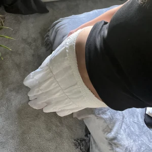 Vit långkjol - En superfin långkjol som också går att använda som klänning. Den är använd fåtal ggr då jag tycker den är för kort på mig. Jag är 173!💞