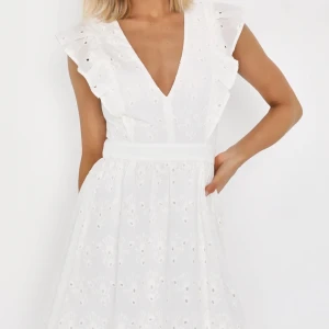 Vit studentklänning/ konfa klänning - Flirtatious in Florence White Ruffled Eyelet Cotton Mini Dress från lulus💓helt ny med prislapp. PRISET GÅR ATT DISKUTERAS 💕 nypris: 1050kr (+tull)