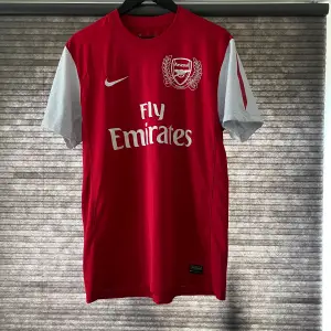 Arsenal hemma tröja från 2011/2012 bra skick förutom det på sponsorn som syns på bilden. Skicka vid funderingar eller mer bilder 😁🤩