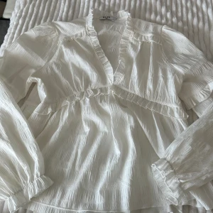 Blus NA-KD  - Säljer denna HELT NYA blus från NA-KD!💕 stl 38❣️