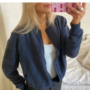 Vårjacka - Supersnygg blå mocka jacka som är köpt här på Plick men var tyvärr för stor på mig💗 saknar dragkedja. Bilder är från tidigare ägaren. Tryck gärna på köp nu💗