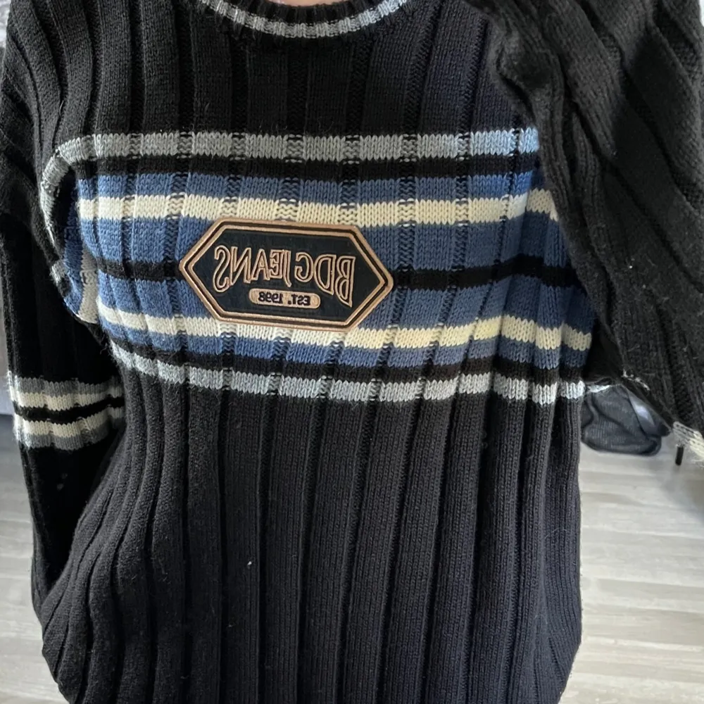Jag säljer en stickad tröja från Urban outfiters i storlek S som jag köpte i vintras men har knappt använt! . Tröjor & Koftor.