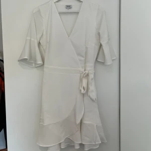 Studentklänning  - Säljer denna jättesöta klänning som passar perfekt till student eller skolavslutning🤩 Den är använd en gång, skriv för fler bilder💕