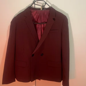 Kavaj  - Vinröd kavaj från TOPSHOP i toppskick, endast använd en gång. Säljes för den inte kommer till användning.