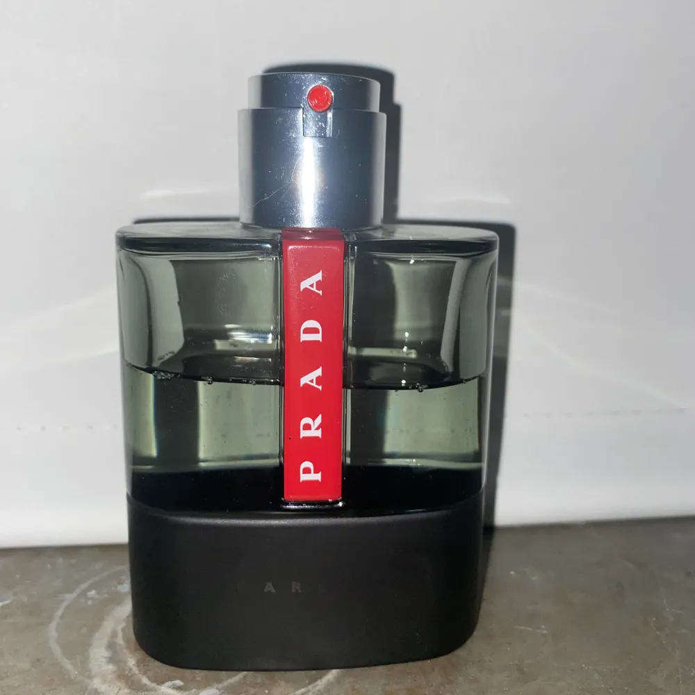 Prada Carbon är en perfekt parfym till sommaren. Det är en 100ml flaska som det är hälften kvar av (50ml). Parfym.