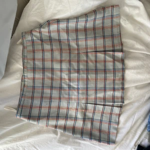 Kjol - En super söt kjol som tyvärr är för liten. Storlek S och sitter riktigt fint på! 