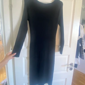 Svart stickad klänning - Använd 1 gång, bra skick
