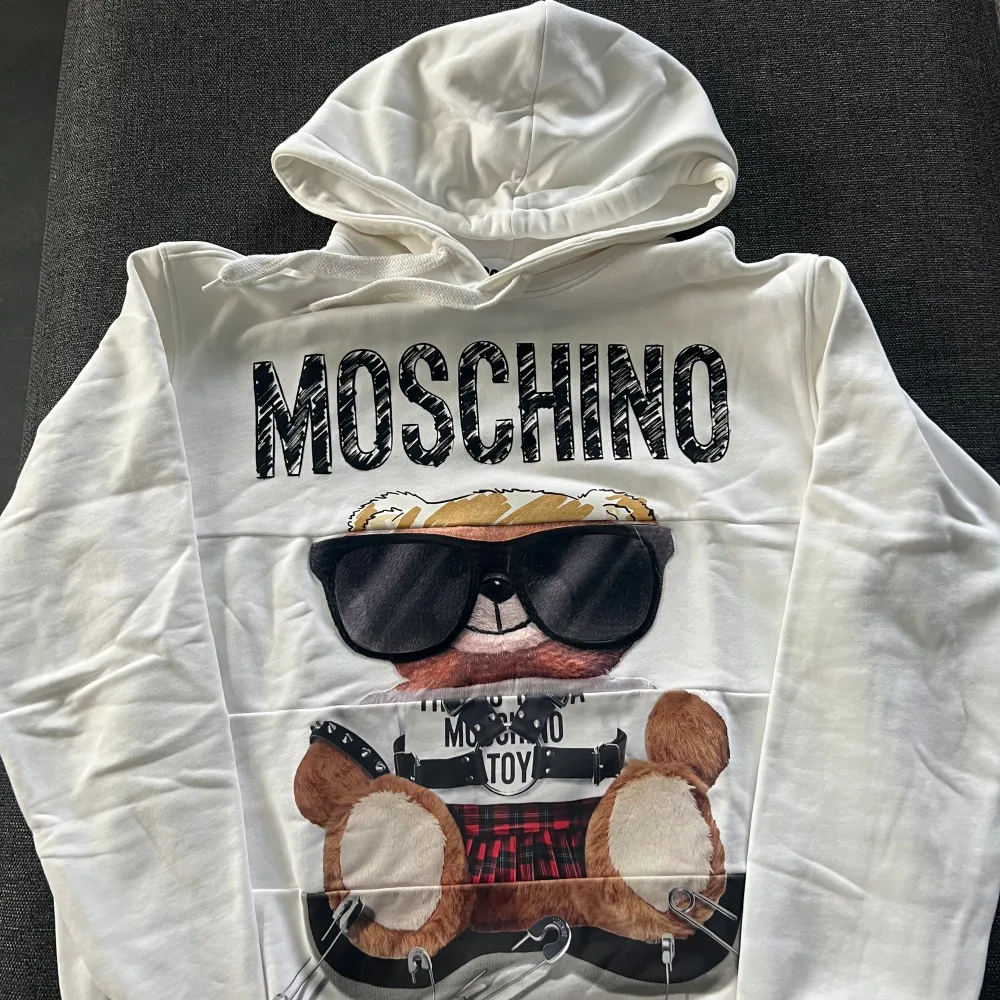 Superfin Moschino hoodie från Italien. Använd ett fåtal gånger, skick 10/10. Storleken är 46 (S). Köpt för 7000 kr då den är limiterad och finns bara ex antal upplagor av den. . Hoodies.