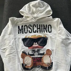 Superfin Moschino hoodie från Italien. Använd ett fåtal gånger, skick 10/10. Storleken är 46 (S). Köpt för 7000 kr då den är limiterad och finns bara ex antal upplagor av den. 