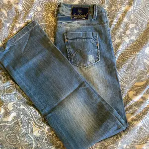 Köpte precis dessa jeans på sellpy, men dem passade ej. Storleks messigt så är midjemåttet 40 men jag kan nog säga att dem passar storlek 38 eller 36 mer pga typ ingen stretch! Dem är lågmidjade, har inga defekter 🙏 En knapp tillkommer med jeansen❤️