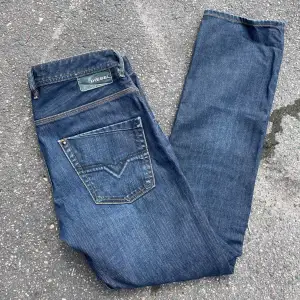 Feta Diesel Jeans med snygga detaljer Jeansen är ”Made in Italy”  Slim/Regular fit Priset kan diskuteras, hör av dig vid frågor!