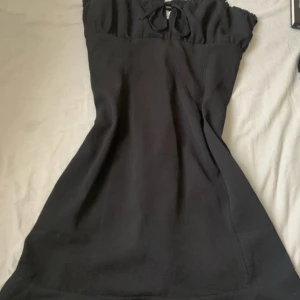 Svart klänning  - Använd en gång 