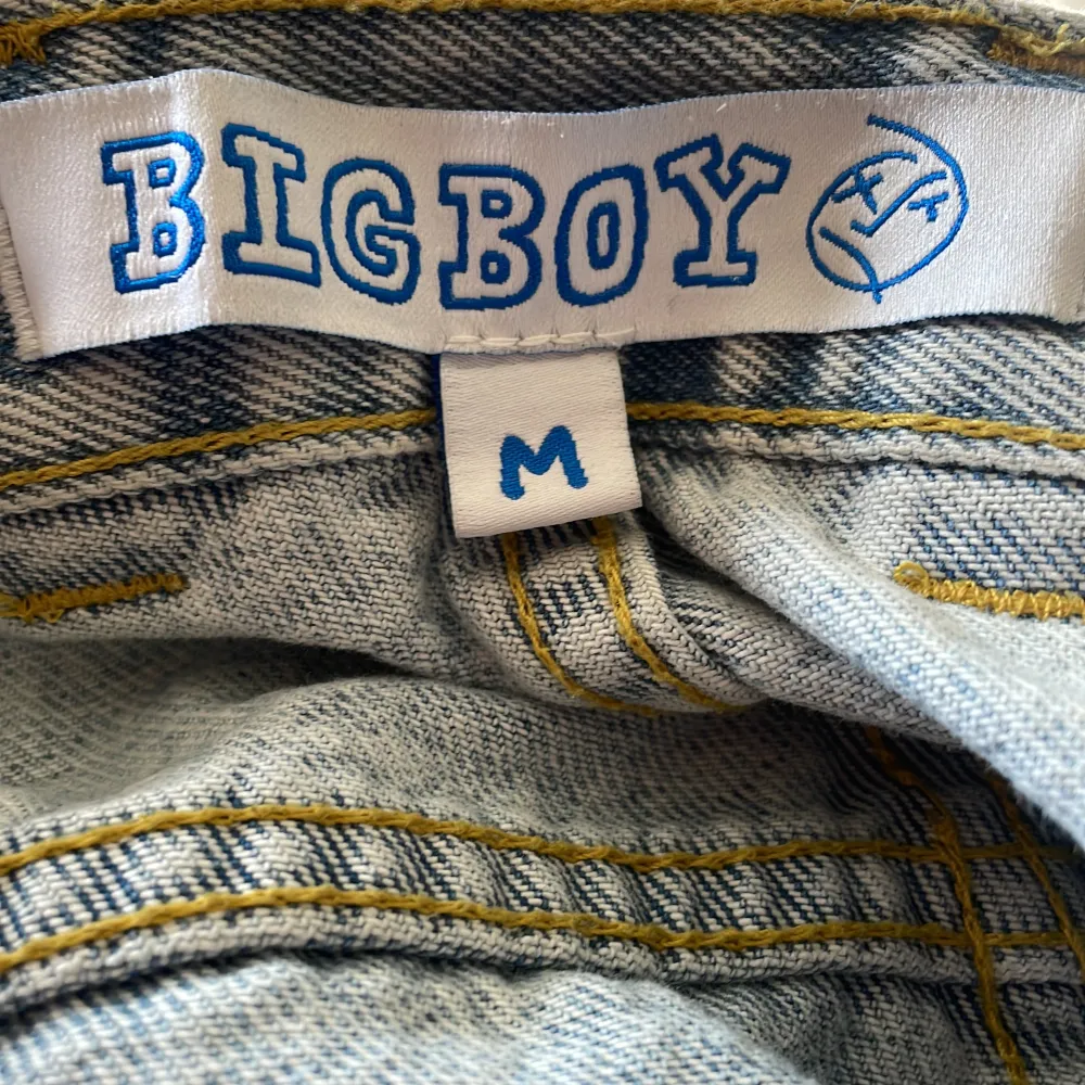 Säljer nu dessa big boy shorts som är perfekta till sommaren. Säljer eftersom dom är förstora. Dom är använda ungefär 3 gånger och har den gamla loggan som nu är svår att få tag på. Säljer för 550 men priset kan såklart diskuteras . Shorts.