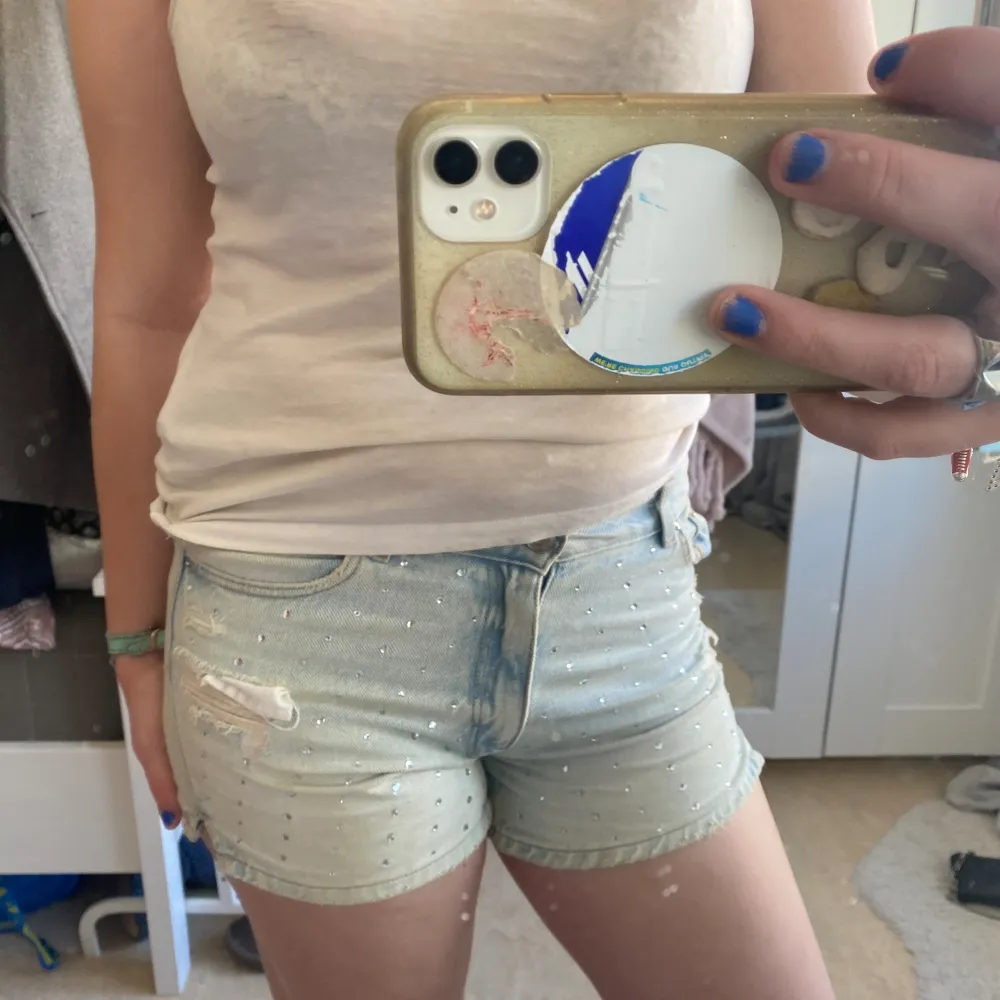 Cilla shorts med stenar på framsidan och några trasiga detaljer. Köpt på Ginatricot (barnavdelningen) för ett år sedan för 280 kr. Använd mycket men fin. Shorts.