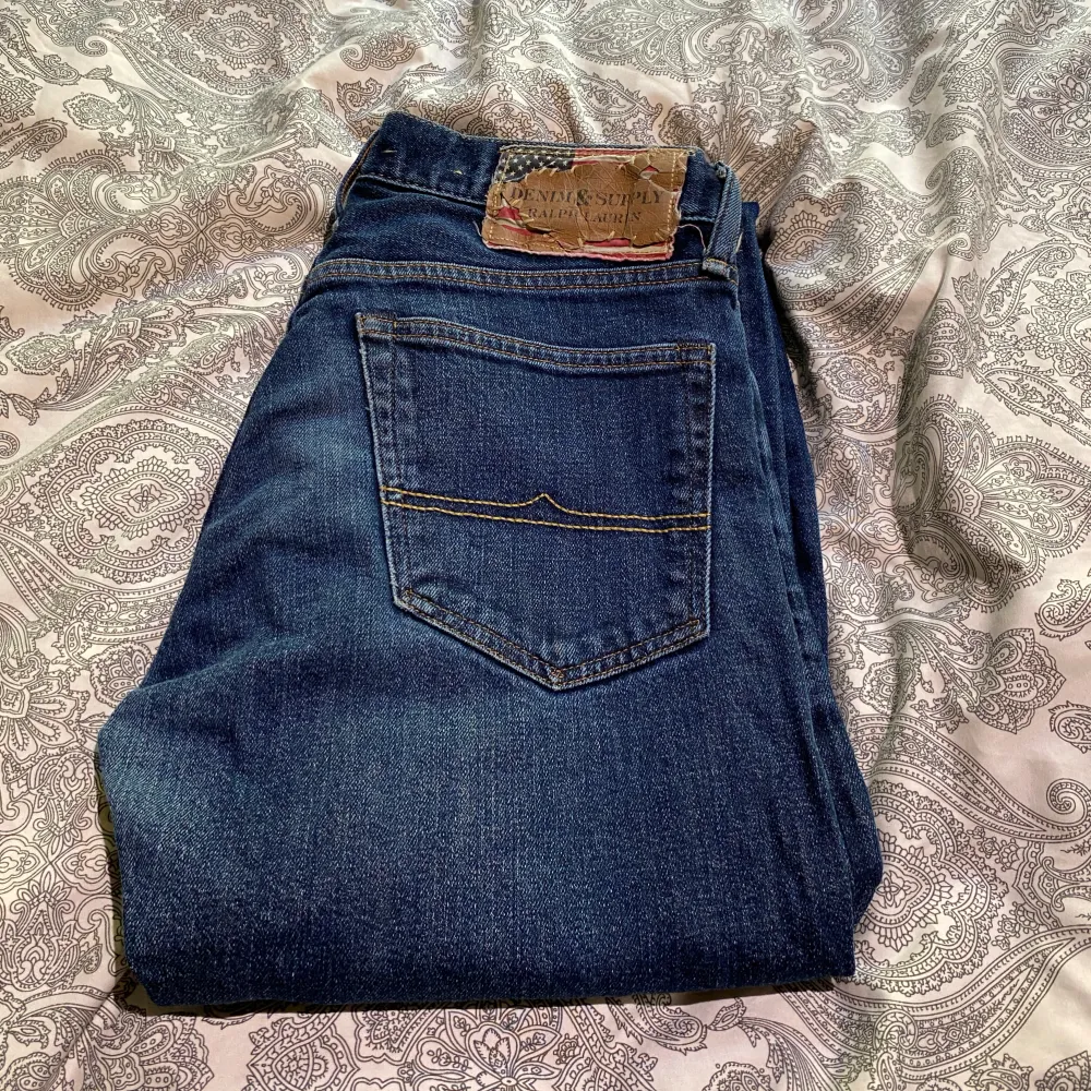 Säljer nu ett par riktigt feta Denim & Supply Ralph Lauren slim jeans | Skick: 9/10 | stl: 31/32 | fraktas via instabox eller postnord. Priset är inte hugget i sten! Jeansen är nytvättade! Vid frågor är det bara att höra av sig. . Jeans & Byxor.