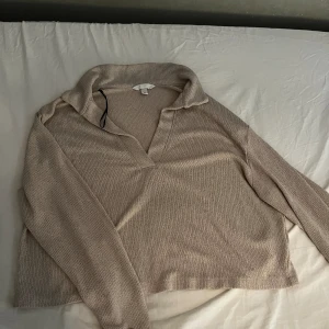 Mysig tröja - Beige tröja i bra skick Om du vill ha fler/bättre bilder så är det bara att skriva ett meddelande så skickar jag gärna!