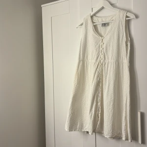 Vit sommarklänning  - Kort vit sommarklänning i storlek m. 