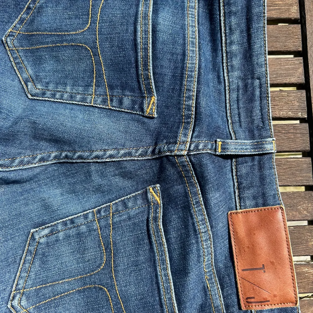 Fett snygga slim jeans från Tiger of Sweden, kostar ungefär 1500 nya och säljer dem endast för 900kr  Priset kan diskuteras vid snabb affär! Storleken är 164 och skicket är 10/10 de är aldrig använda!. Jeans & Byxor.