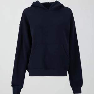 En mörkblå hoodie från ginatricot, säljer då jag inte tycker om passformen jättemycket. Inte mycket använd och i fint skick! 
