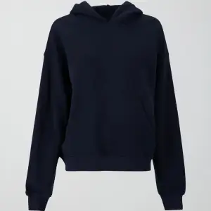 En mörkblå hoodie från ginatricot, säljer då jag inte tycker om passformen jättemycket. Inte mycket använd och i fint skick! 