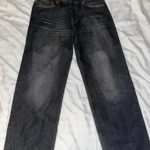 Low sphere relaxed jeans från Weekday i storlek 30 x 32 köpta för 700kr knappt använda och säljes för 500kr. Vid frågor och funderingar hör av dig!