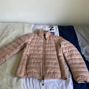 Parajumper rosa!! - Använt 1-2 gånger, inte min stil. Tryck köp nu/ pris går absolut att diskuteras, inte säker på storlek ÄKTA