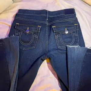 Säljer dessa super fina jeans då dom ej kommer till användning för jag tycker dom sitter lite för stort. Dom är lågmidjade men inte överdrivet. Dom ör omsydda från skinny till bootcut som ni kan de på sista bilden💞💞 