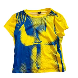 Y2k populär gul blå tshirt från Shein, aldrig använd storlek XL men väldigt liten o passar M bättre, kanske L (tajt rund bysten för mig med D kupa)