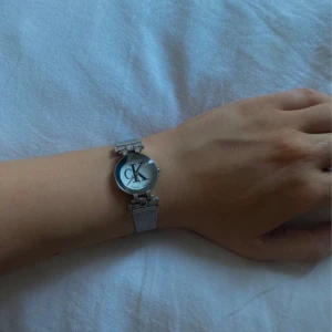 Calvin Klien klocka  - En snygg silver klocka från Calvin Klien. Den finns inte ute att köpa längre. Fick den i present men jag använder bara guld smycken, så den har bara legat i min smyckenlåda och aldrig använts. 