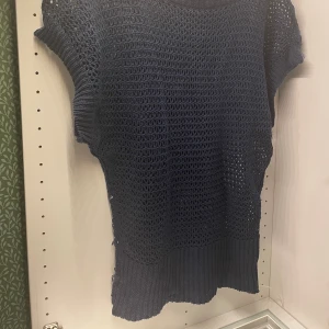 Stickad tröja - Råkat ta kort på den utochin men den ser likadan ut, fint skick