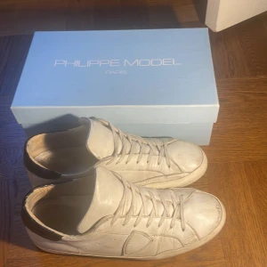 Philippe model skor - Säljer nu dessa riktigt feta Philippe model skorna! De är perfekta inför sommaren. Som man ser på bild 3 är sulan lite sönder men de har mycket liv kvar! Självklart ingår box! Hör av er vid frågor 