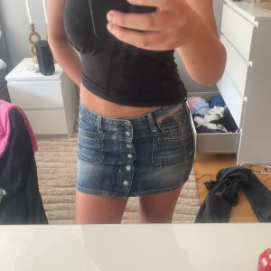 Cool jeanskjol - Säljer denna coola Lågmidjade jeanskjol!!