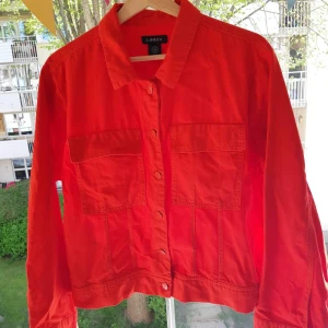 RÖD JEANS-JACKA 💖💖 - Härlig jeansjacka i knallig röd färg från LINDEX. Har fickor både på sidan och på bröstfickorna. Ganska stel vilket gör att tyget håller sig oskrynkligt efter strykning!  En riktig vårjacka deluxe!! 