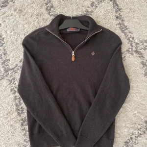 Morris Half-Zip - Jag säljer denna Morris Half Zip då den är för liten. De har inga defekter och då är i 10/10 skick. De är storlek S men passar XS lika bra, då den har krympt väldigt mycket i tvätten. Tveka inte på att skriva vid ytligare frågor!😊