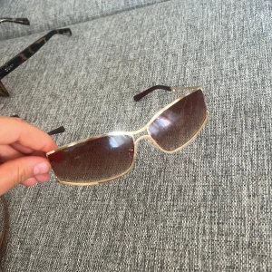 Solglasögon  - Helt nya solglasögon bruna jättefina 