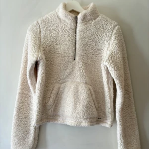 Tröja från Hollister  - Tjocktröja i Teddy från Hollister, bra skick
